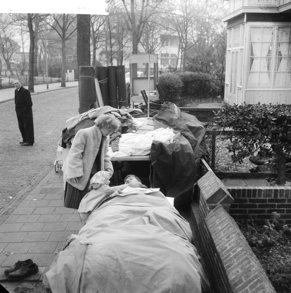 Gezin op straat in Zandvoort Vrouw en kind wekken man, Bestanddeelnr 913-1922