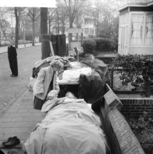 Gezin op straat in Zandvoort Vrouw en kind wekken man, Bestanddeelnr 913-1922