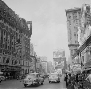 Gezicht richting Broadway, met links het in 1967 afgebroken hotel Astor, Bestanddeelnr 191-0801
