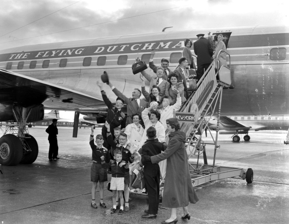 Gezin zestien kinderen uit Maastricht naar Amerika vanaf Schiphol, Bestanddeelnr 907-8756