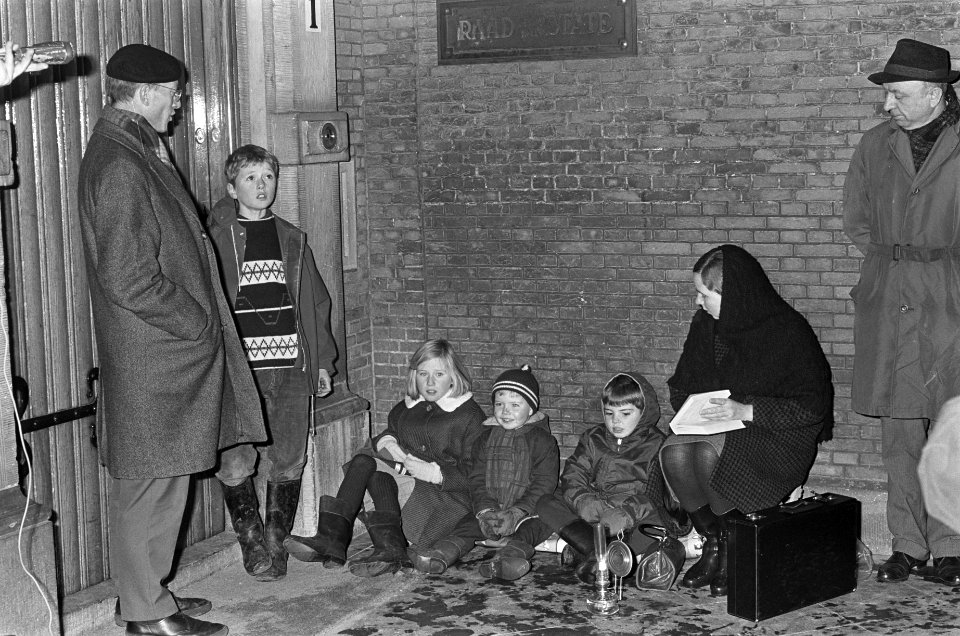 Gezin van geschiedenis-leraar Karst Bouman uit Goes brachten kerstnacht door op , Bestanddeelnr 919-9101