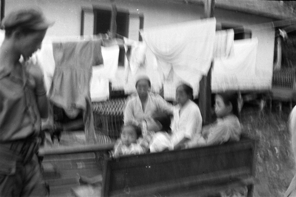 Gezin uit kampong of KNIL-legerplaats, Bestanddeelnr 186-3-6
