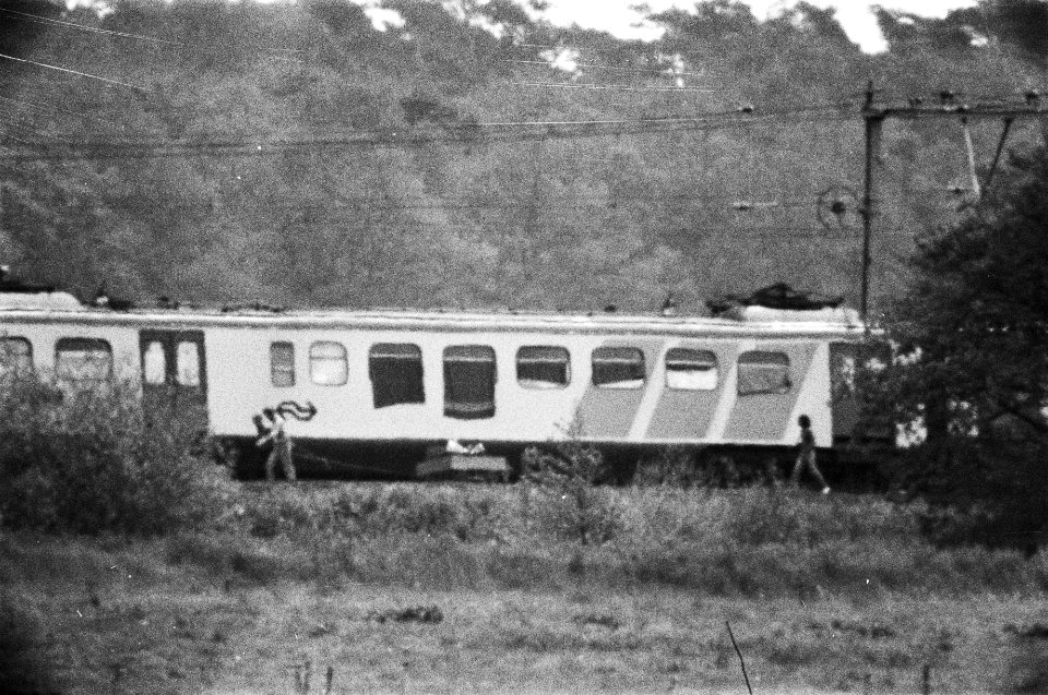 Gijzeling trein in De Punt voedseltranport bij de trein rechts een van de kape, Bestanddeelnr 929-2132