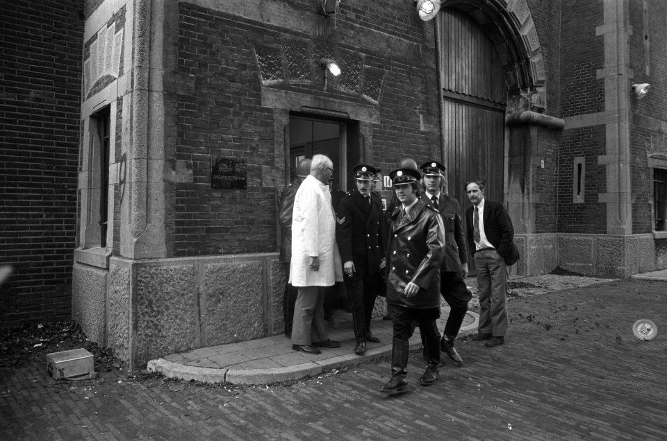Gijzeling in Scheveningse gevangenis hoofdcommissaris Peijster arriveert bij ge, Bestanddeelnr 927-5432