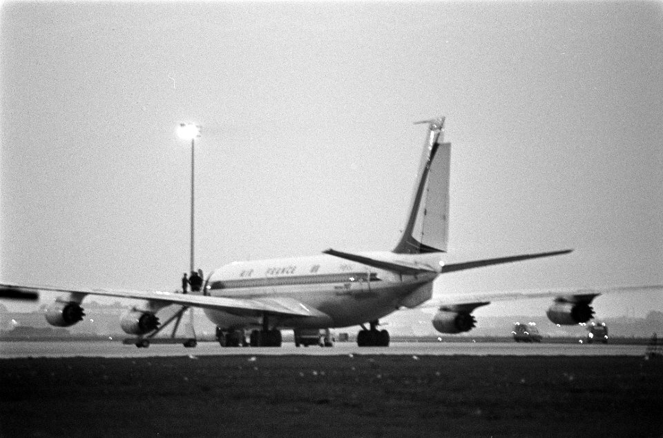 Gijzelingsdrama Schiphol de boeing 707 tijdens de overdracht van de gijzelaars, Bestanddeelnr 927-4584