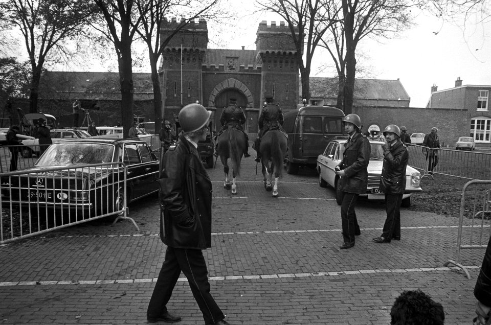 Gijzeling in Scheveningse gevangenis bewapend en gehelmd politie voor de gevang, Bestanddeelnr 927-5430