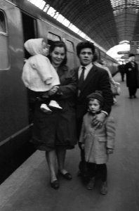 Gezin met twee kleine kinderen poserend voor een trein, Bestanddeelnr 918-5608