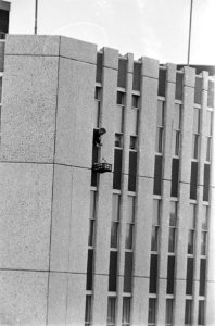 Gijzelingsdrama Den Haag uit raam hangende gijzelaar krijgt voedsel naar boven, Bestanddeelnr 927-4573