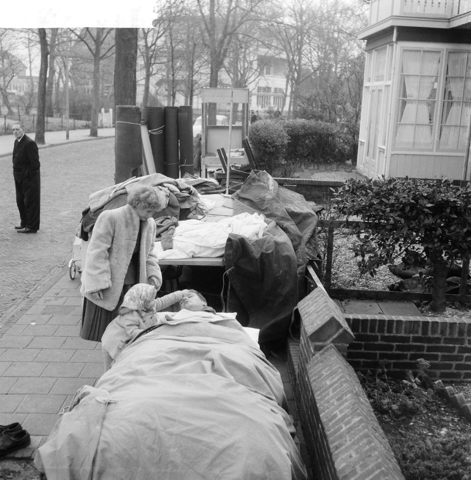 Gezin op straat in Zandvoort, Bestanddeelnr 913-1920