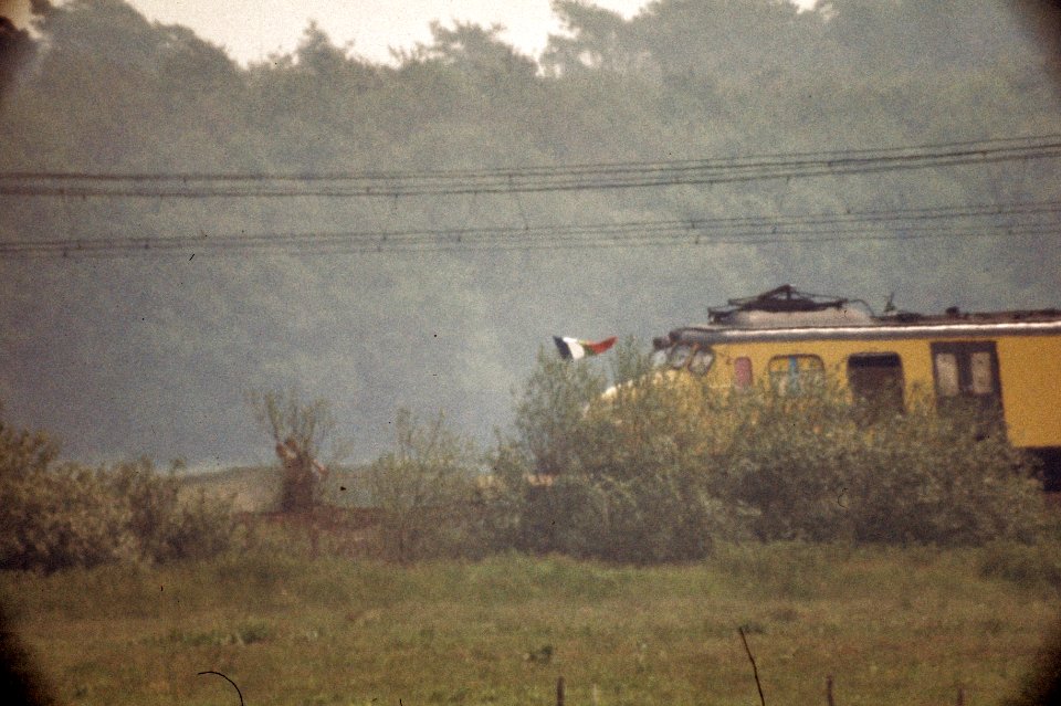 Gijzeling trein en school in de Punt , Bovensmilde trein met Zuid Molukse vlag , Bestanddeelnr 254-9949