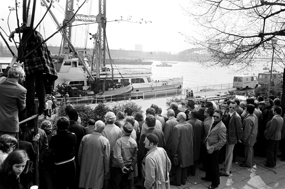 Gezonken schip Prinses Irene in Keulen gelicht, doden geborgen publiek bij be, Bestanddeelnr 927-8851