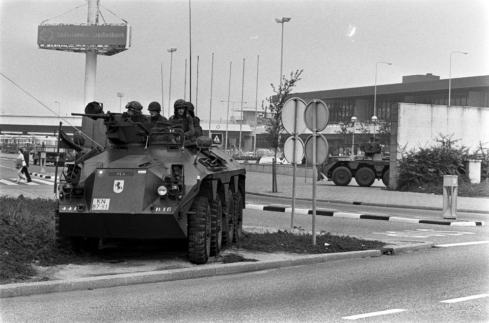 Gijzelingsdrama Den Haag , verhoogde paraatheid op Schip bemande pantersvoertuig, Bestanddeelnr 927-4569