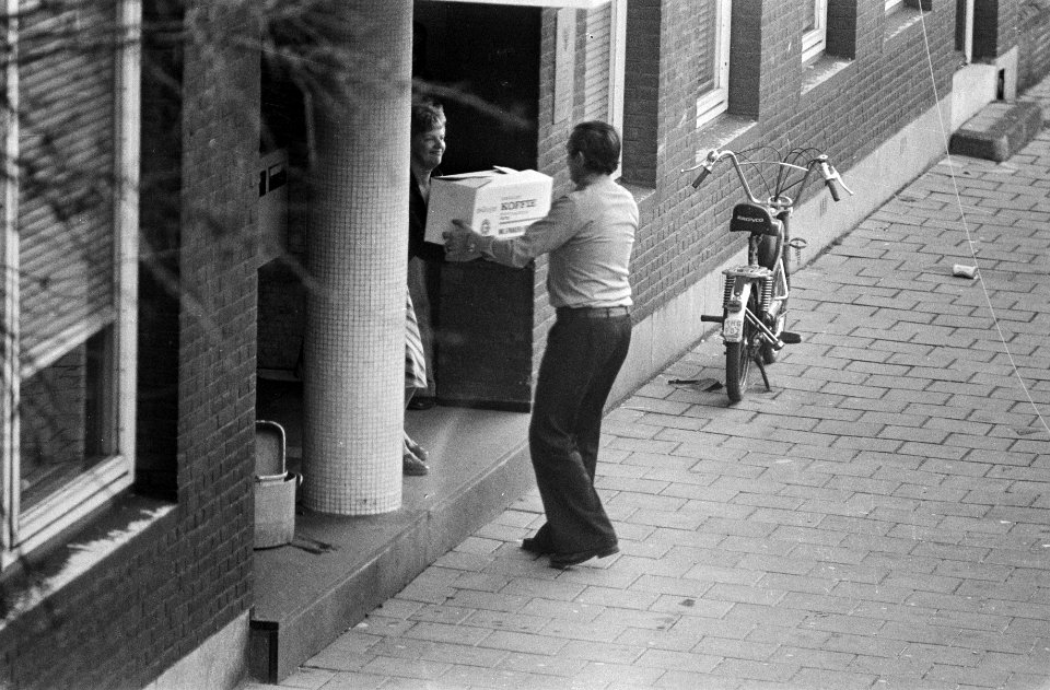 Gijzeling Indonesisch Consulaat Amsterdam gegijzelde vrouw pakt eten aan bij Co, Bestanddeelnr 928-3256