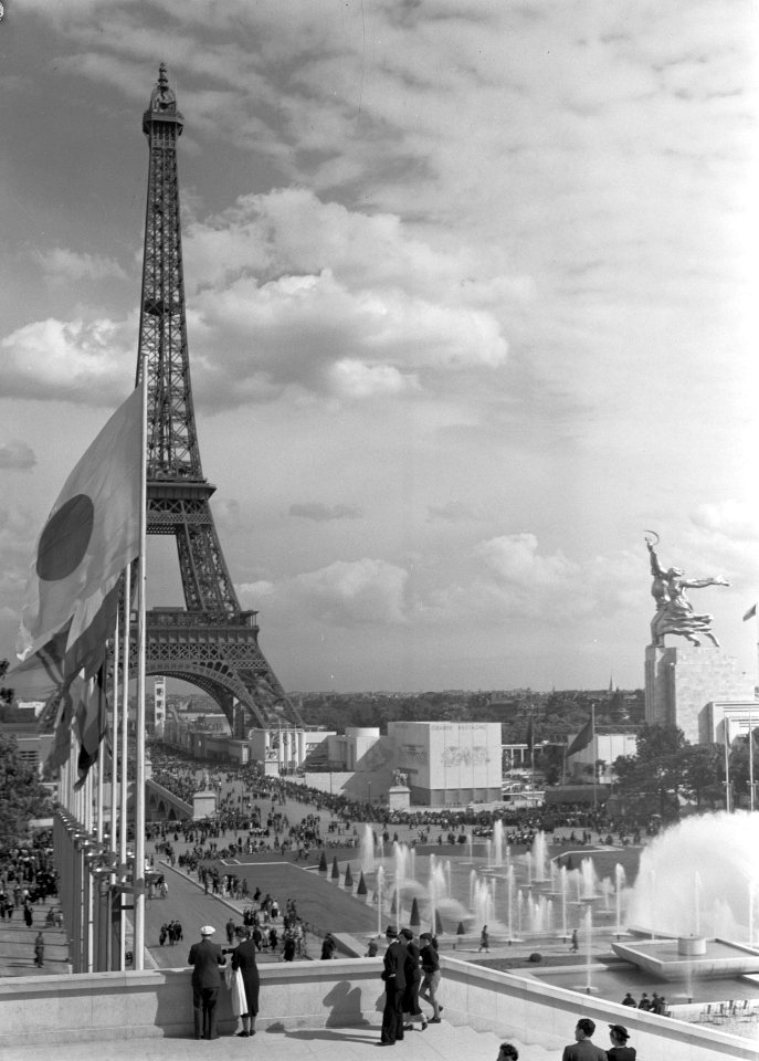 Gezicht vanaf de terassen van het Palais de Chaillot op de Eiffeltoren, het Cana, Bestanddeelnr 254-2690