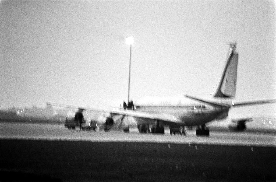 Gijzelingsdrama Schiphol de boeing 707 tijdens de overdracht van de gijzelaars, Bestanddeelnr 927-4585