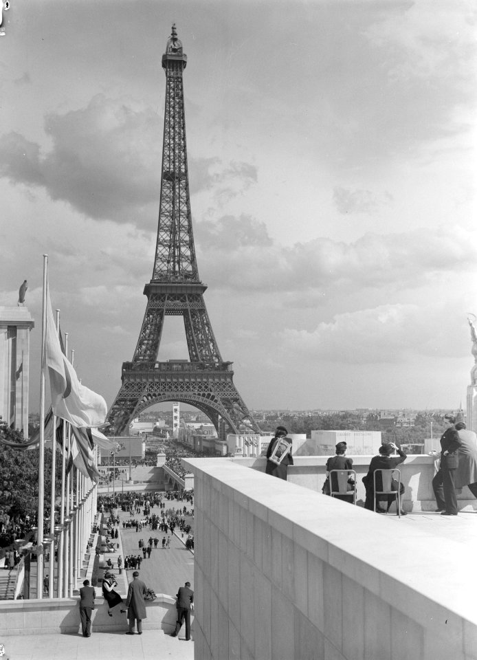 Gezicht vanaf de terrassen van het Palais de Chaillot op de Eiffeltoren, met lin, Bestanddeelnr 254-2693