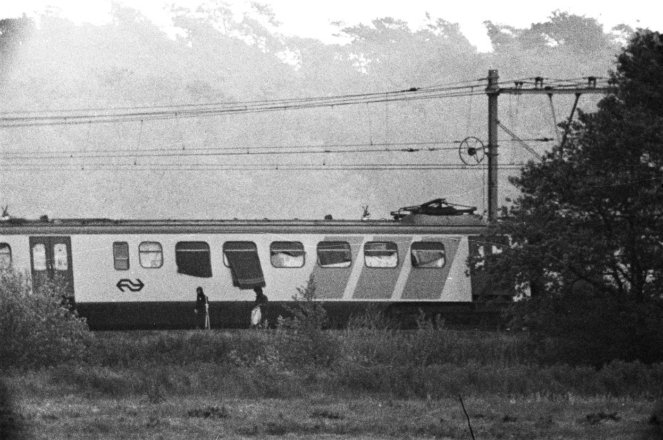 Gijzeling in trein bij De Punt (14e dag) kapers houden grote schoonmaak buiten , Bestanddeelnr 929-2099