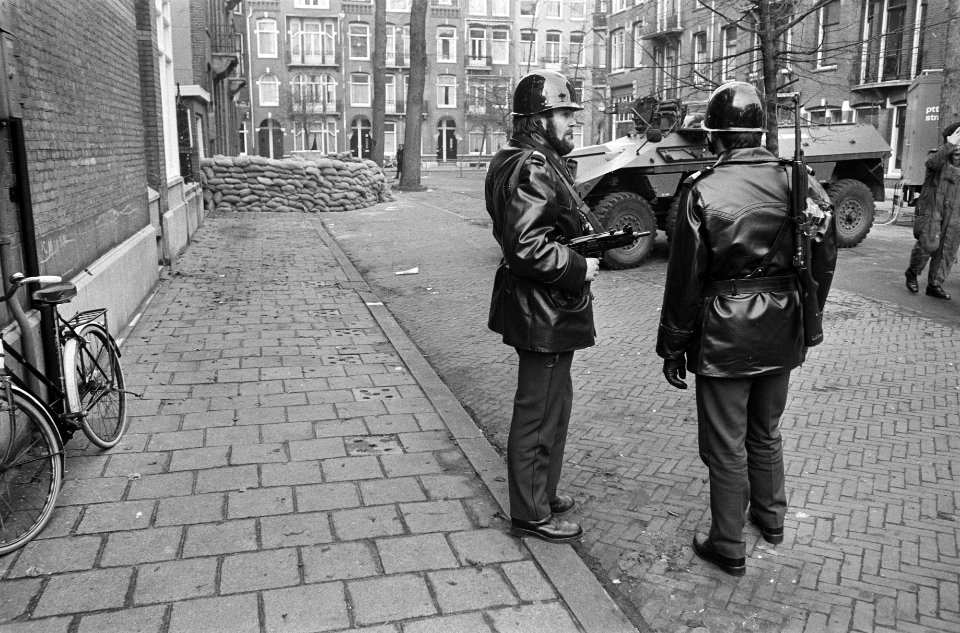 Gijzeling Indonesisch Consulaat Amsterdam barricade van zandzakken en pantserwa, Bestanddeelnr 928-3193