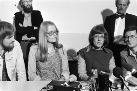 Gijzeling trein in De Punt persconferentie vrijgelaten gijzelaars Nellie Ellen, Bestanddeelnr 929-2130