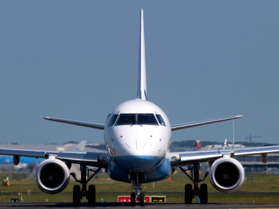G-FBJG Flybe Embraer ERJ-175STD (ERJ-170-200) - cn 17000344, taxiing 21july2013 pic-001