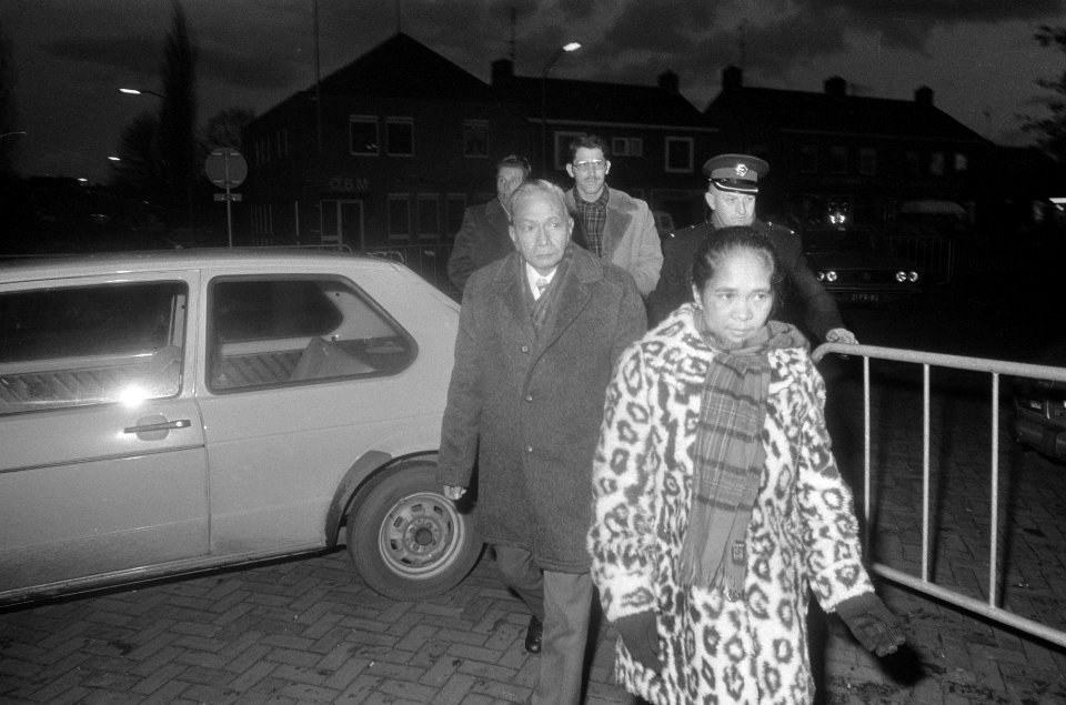 Gijzeling trein bij Wijster aankomst onderhandelaars mevrouw Soumokil en heer K, Bestanddeelnr 928-3218