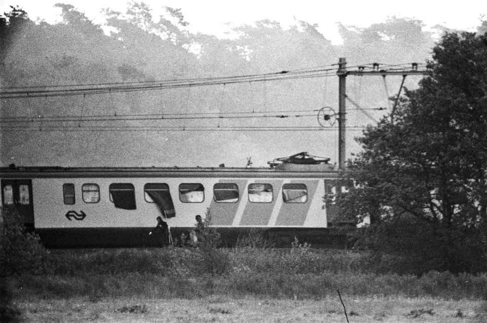 Gijzeling in trein bij De Punt (14e dag) kapers en bemiddelaars, Bestanddeelnr 929-2109