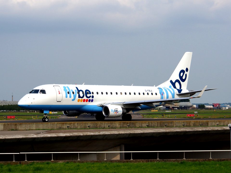 G-FBJI Flybe Embraer ERJ-175STD (ERJ-170-200) - cn 17000355 taxiing 14july2013 pic-001