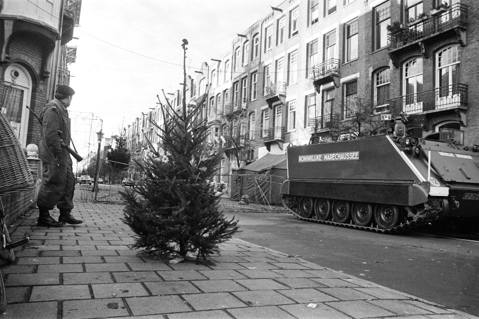 Gijzeling Indonesisch Consulaat Amsterdam afzetting met kerstboom, Bestanddeelnr 928-3254
