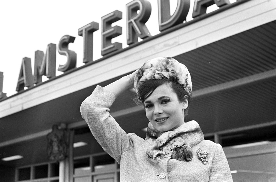 Gila Golan (poolse filmster) bij aankomst op Schiphol, Bestanddeelnr 918-9524