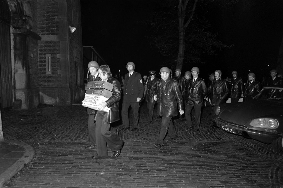 Gijzeling in Scheveningse gevangenis gehelmde politiemensen bij de gevangenis, Bestanddeelnr 927-5433