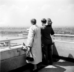 Gezin op het uitkijkplatform van de Siloturm in de haven van Bazel-Kleinhüningen, Bestanddeelnr 254-1248