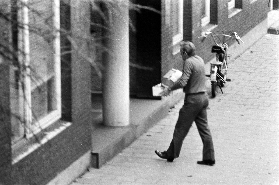 Gijzeling Indonesische Consulaat Amsterdam (derde en vierde dag) een gegijzelde, Bestanddeelnr 928-3129