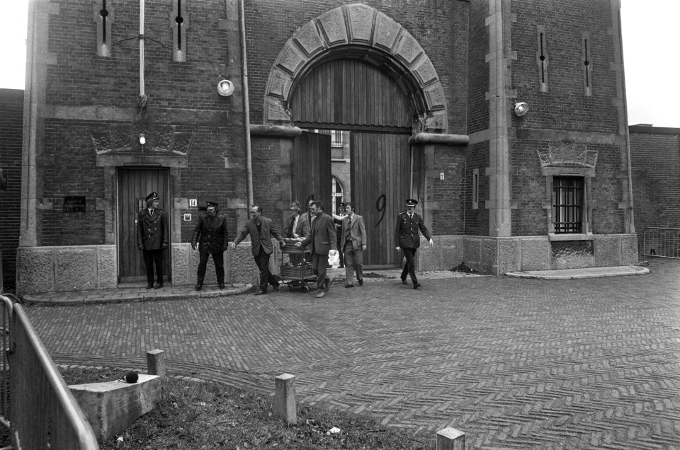 Gijzeling in Scheveningen karretje met eten voor politie wordt aangevoerd, Bestanddeelnr 927-5462
