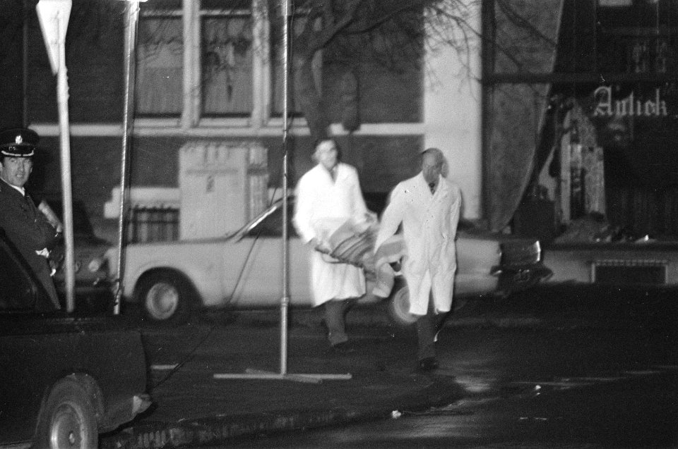 Gijzeling in Indonesisch Consulaat te Amsterdam door Zuid-Molukkers zieke man w, Bestanddeelnr 928-3157