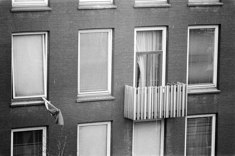 Gijzeling Indonesische Consulaat Amsterdam (derde en vierde dag) balkon van Con, Bestanddeelnr 928-3134
