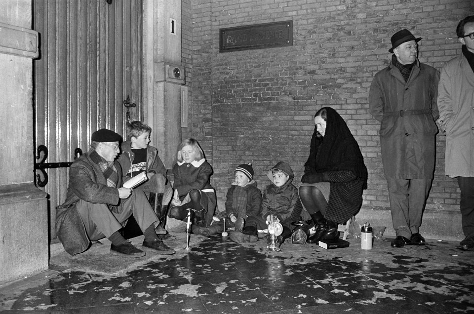 Gezin van geschiedenis-leraar Karts Bouman uit Goes brachten kerstnacht door op , Bestanddeelnr 919-9100