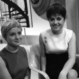 Gigliola Cinquetti in Fanclub, links Judith Bosch presentatrice programma, Bestanddeelnr 918-9871