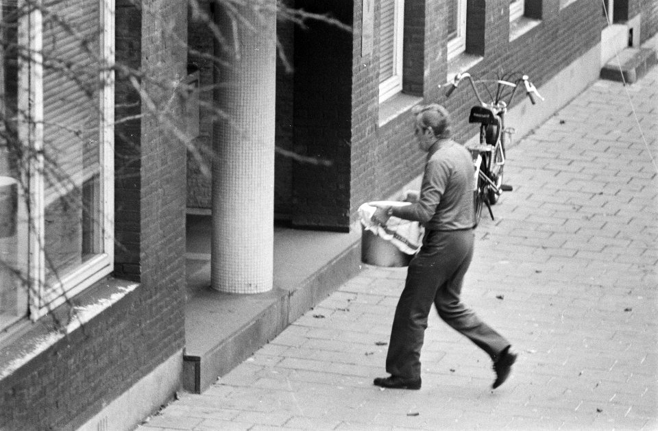 Gijzeling Indonesische Consulaat Amsterdam (derde en vierde dag) politieman met, Bestanddeelnr 928-3127