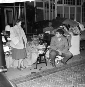 Gezin op straat in Zandvoort, Bestanddeelnr 913-1918