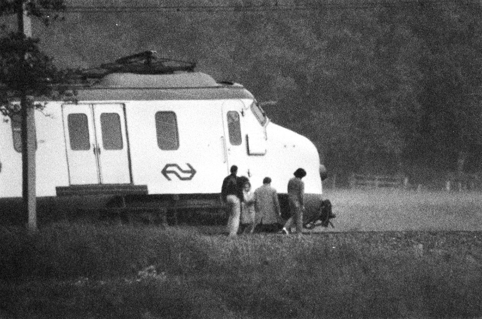 Gijzeling trein bij De Punt vertrek onderhandelaars mevrouw Soumoukil en dr T, Bestanddeelnr 929-2204