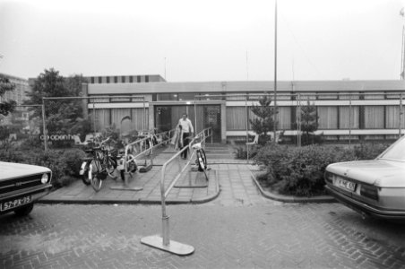 Gijzeling in trein bij De Punt (14e dag) afzettingen rond perscentrum, Bestanddeelnr 929-2114