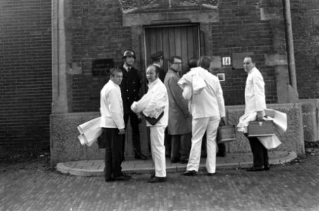 Gijzeling in Scheveningse gevangenis GGD-ploeg gaat de gevangenis binnen, Bestanddeelnr 927-5428
