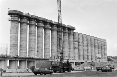 Gigantisch windscherm voor scheepvaart bij Rozenburgse sluis (Calandbrug) in hav, Bestanddeelnr 933-3378
