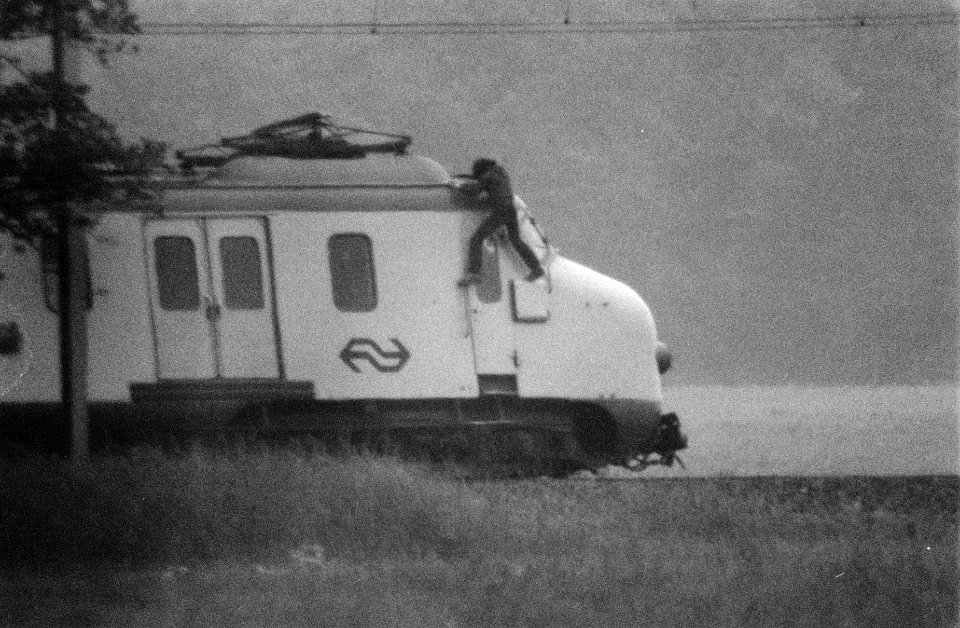 Gijzeling trein bij De Punt kaper klimt op trein, Bestanddeelnr 934-6625