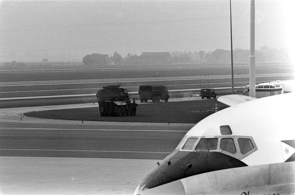 Gijzelingsdrama Den Haag , verhoogde paraatheid op Schip pantserwagens op landin, Bestanddeelnr 927-4571