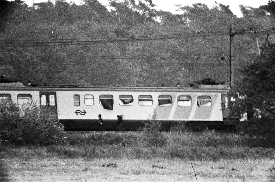 Gijzeling in trein bij De Punt (14e dag) twee mensen rennen langs de trein, lin, Bestanddeelnr 929-2102