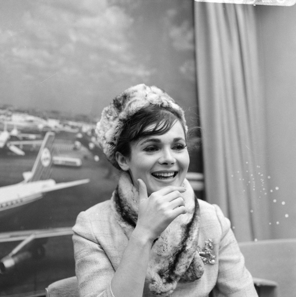 Gila Golan (poolse filmster) op Schiphol, Bestanddeelnr 918-9526