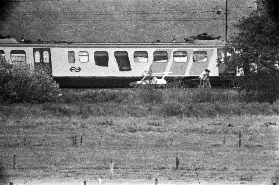 Gijzeling in trein bij De Punt (14e dag) politiemensen brengen per lorry houten, Bestanddeelnr 929-2100