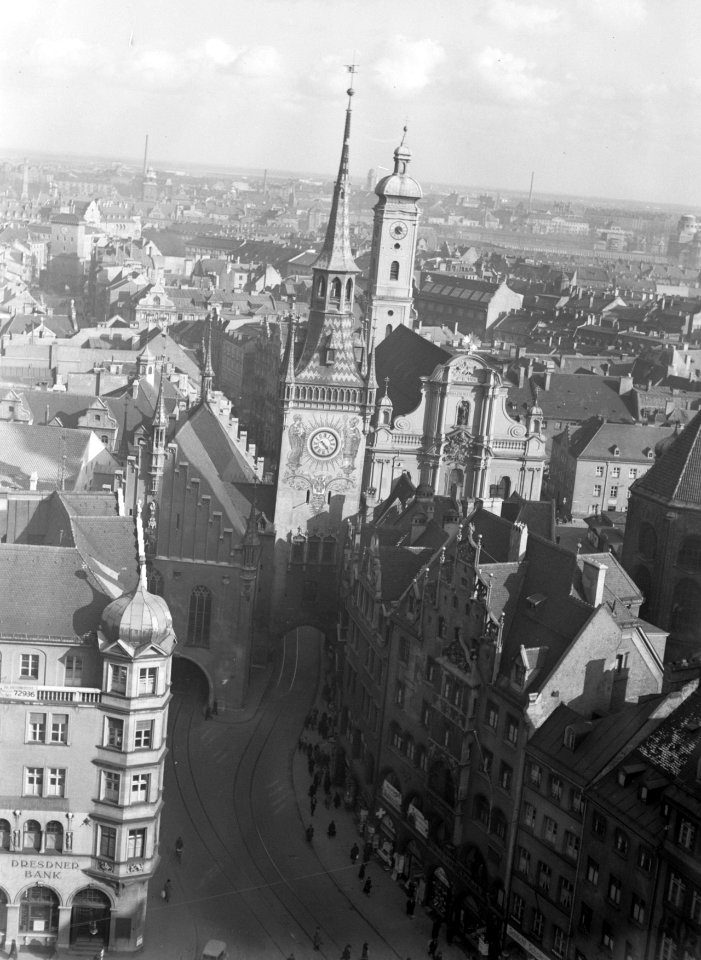 Gezicht op het Altes Rathaus met daarachter de toren van de Heilig Geist Kirche , Bestanddeelnr 191-0001