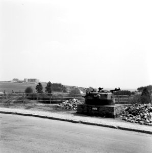 Gezicht op het monument aan de horizon naast de weg een gemetselde verhoging me, Bestanddeelnr 254-3386